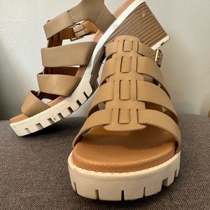 Women’s tan block heel platform sandal